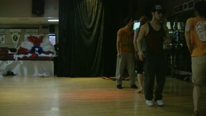 萨尔萨舞者在舞蹈工作室练习舞蹈。南美节奏。