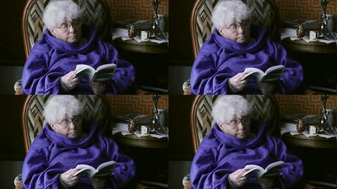 一位老妇人在看书一位老妇人在看书老人读书