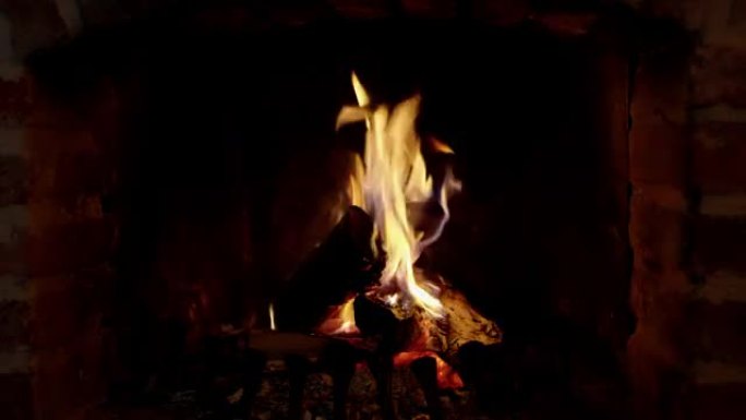 壁炉中燃烧的木材的快速运动镜头
