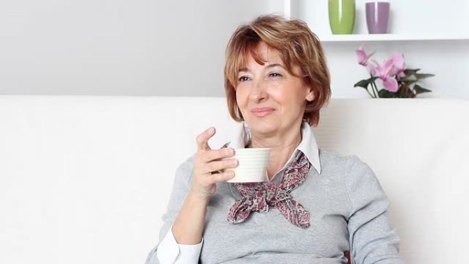 六十岁健康女人端着杯子退休生活老年生活