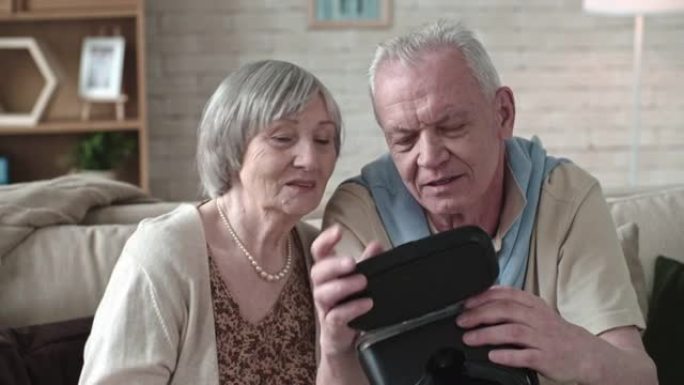 好奇的老年夫妇看着VR护目镜