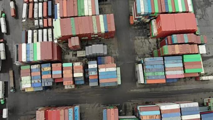港口码头的成排运输集装箱