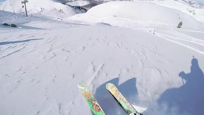 POV: 自由滑雪者骑着粉雪并跳过落基山悬垂