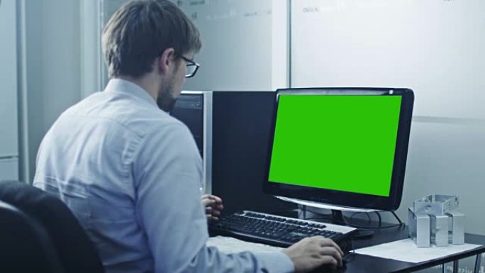 工程师正在研究计算机。绿屏显示。非常适合使用模型。