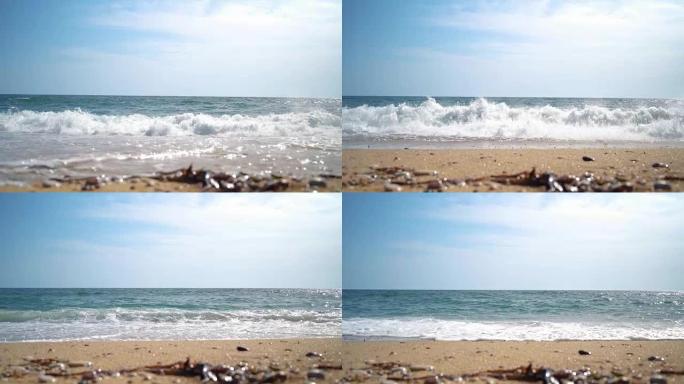 汹涌的大海溅起了沙滩