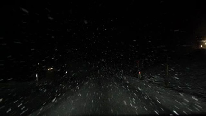 FPV，慢动作: 夜间在雪堆中缓慢而谨慎地行驶的汽车