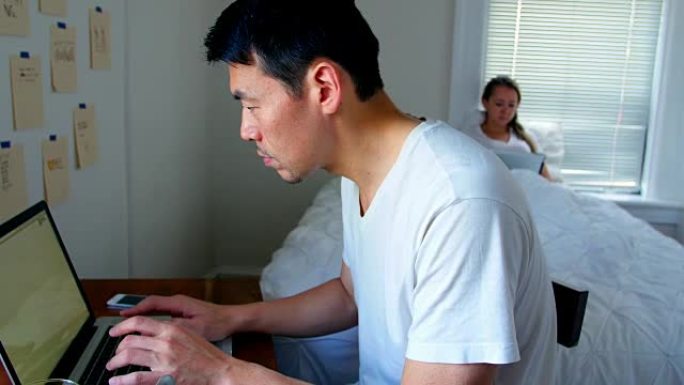 男人使用笔记本电脑，而女人使用数字平板电脑