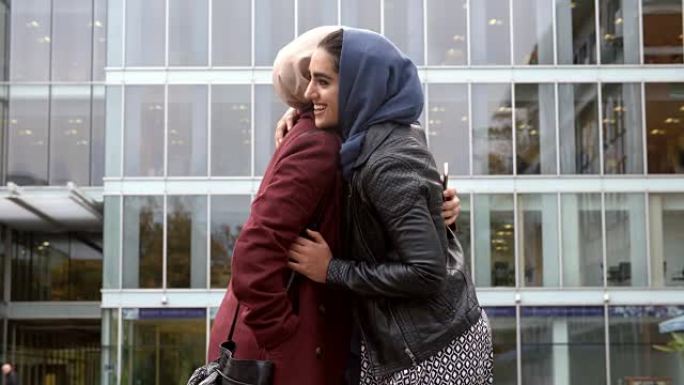 两名英国穆斯林妇女朋友在办公室外聚会