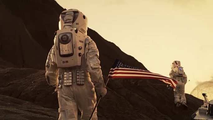 下面是两位宇航员探索火星/红色星球的照片。一名宇航员举着美国国旗。科技的进步带来了太空探索、旅行和殖