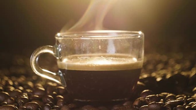 木制背景上一杯意大利咖啡的俯视图，咖啡豆要研磨。优质咖啡仍然热气腾腾。概念: 放松、香气和香水。