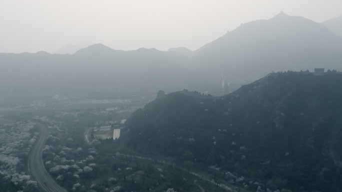 航拍春天北京居庸关火车花海