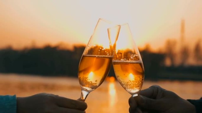 夫妇在日落时喝香槟