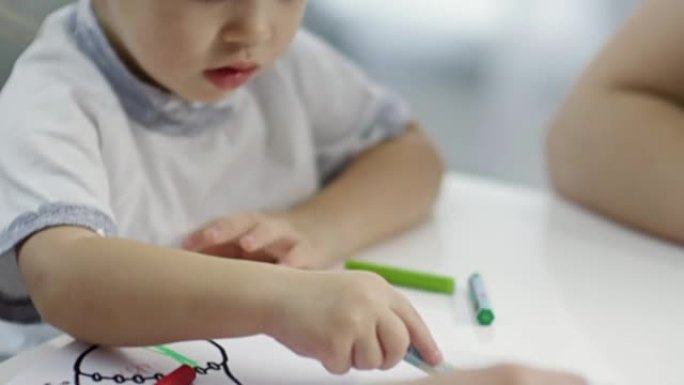 幼儿用蜡笔着色