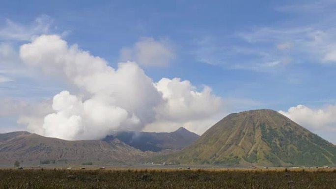 印度尼西亚东爪哇省布罗莫腾格尔塞梅鲁国家公园日出时布罗莫火山的时间流逝。