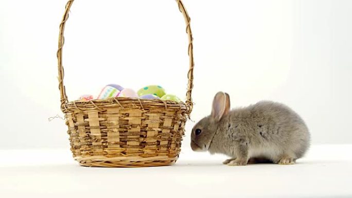 柳条篮和复活节兔子中的复活节彩蛋