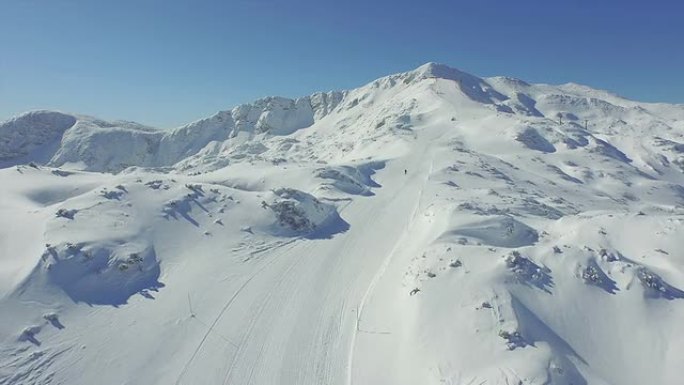 空中: 滑雪者在山上的滑雪场上滑雪