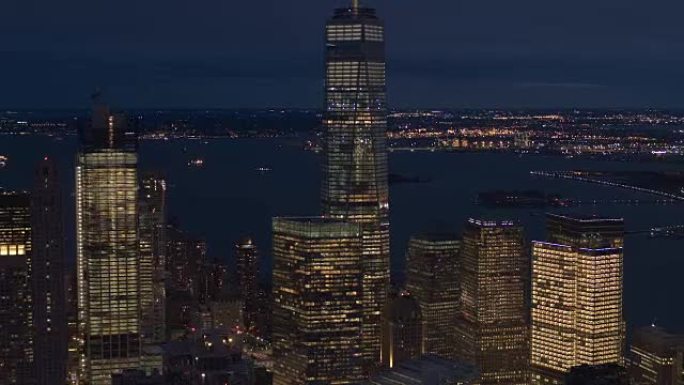 空中: 纽约日落后标志性的曼哈顿下城摩天大楼天际线