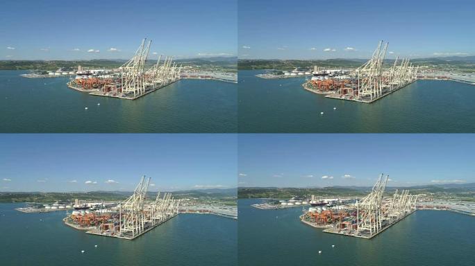 空中: 盘旋在国际海港的大型工业码头上