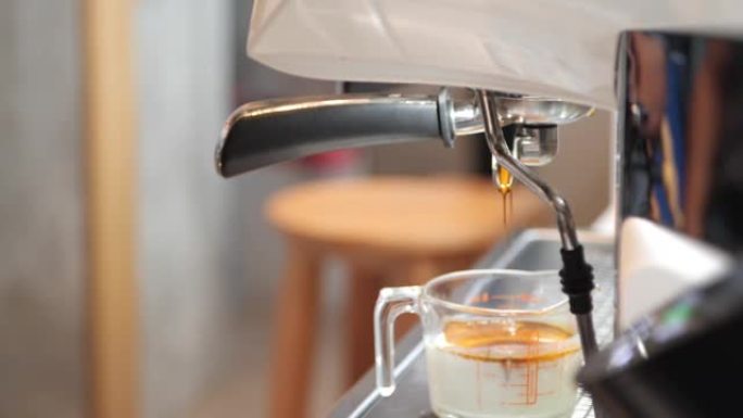 专业咖啡师在咖啡店的客户订单上使用咖啡机。