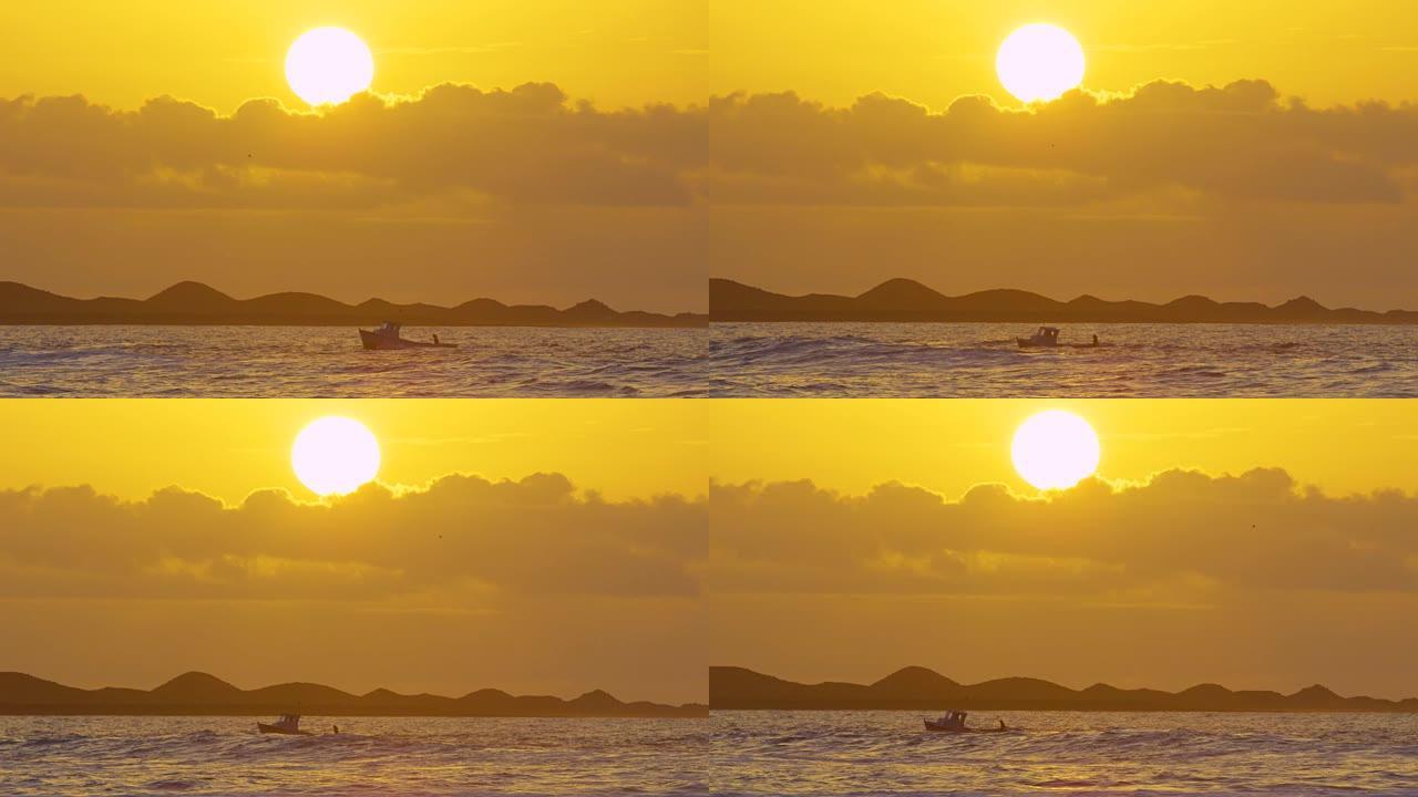 慢动作: 孤零零的小船在日落时分在宁静的海洋中缓慢漂流