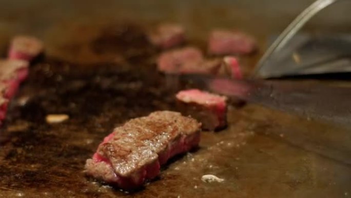 日本神户市厨师烹饪神户牛肉活铁板烧烤架