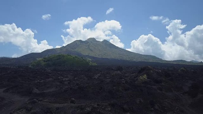 巴图尔火山山脚下的空中粗糙黑色熔岩岩地形