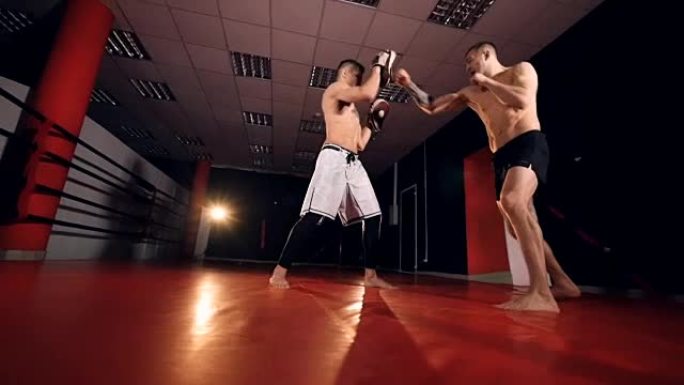 两个战士在训练战斗。MMA战士训练