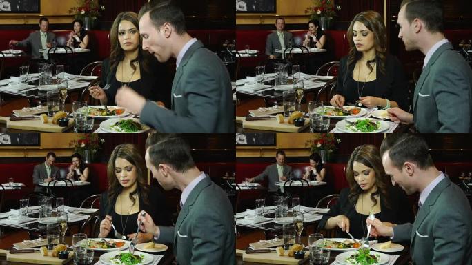 餐厅里的年轻情侣