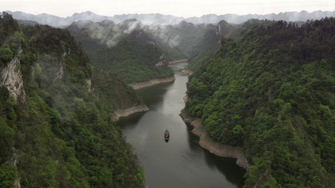 山水间 划舟