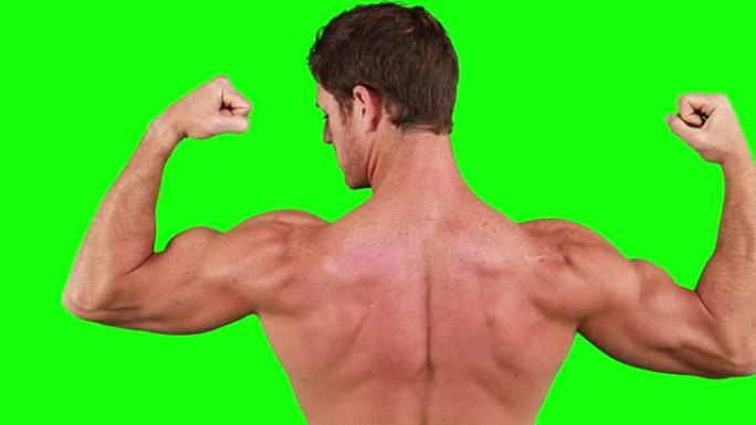肌肉发达的人展示他的肌肉