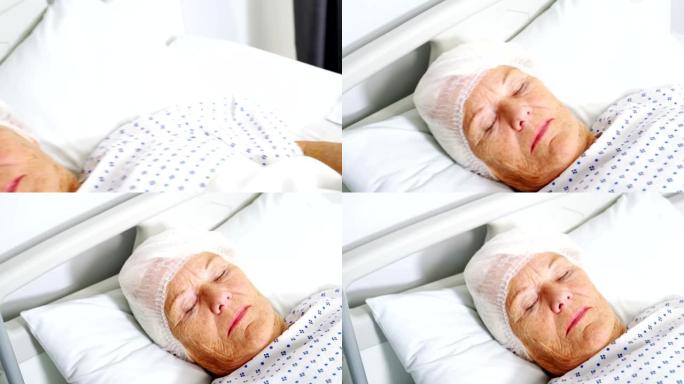 老年女性病人睡在床上