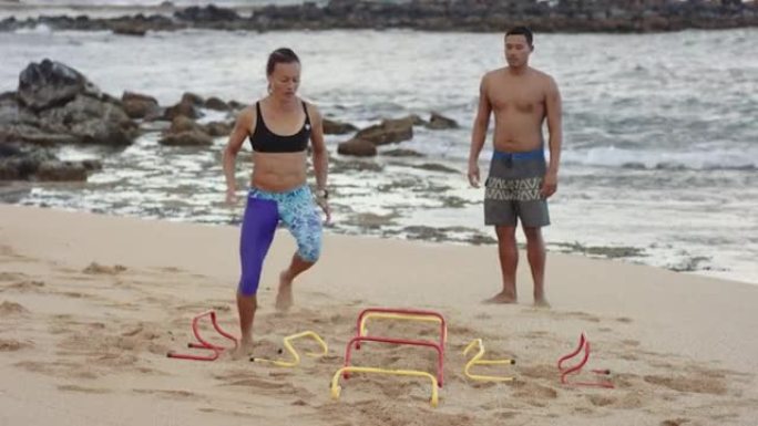 4k慢莫: 女人和她的男伴在海滩上做敏捷运动