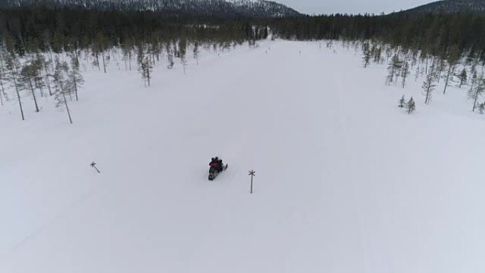 特写: 男人和女人乘坐雪地摩托穿越下雪的冬季仙境