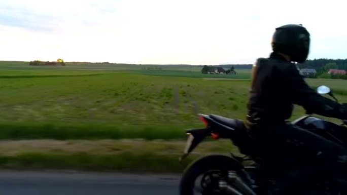 骑摩托车旅行。乡村景观，特写