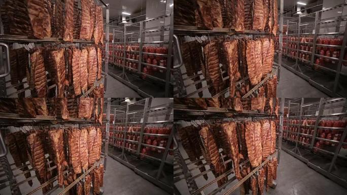 香肠，烤排骨，食品厂的储物架上的肉制品。宽镜头。