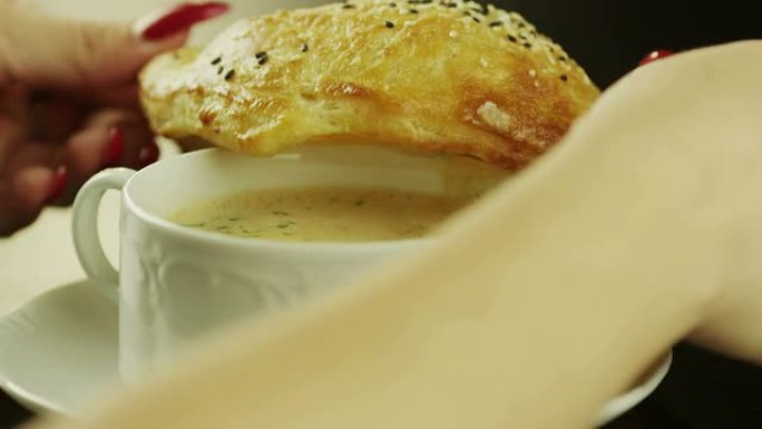美味的龙虾奶油汤配烤白面包。