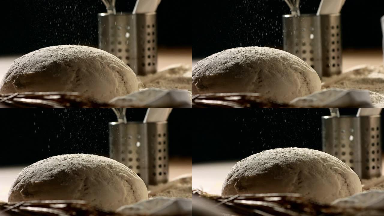 高清超慢动作: 在面包上撒上面粉