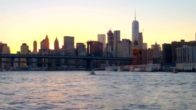 在东河上航行，观察曼哈顿天际线后面的金色太阳