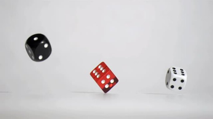 慢动作重新粘合中的三个黑色红色白色骰子