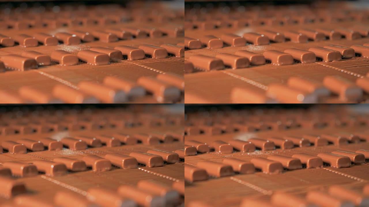 巧克力糖果棒生产线的特写视图。