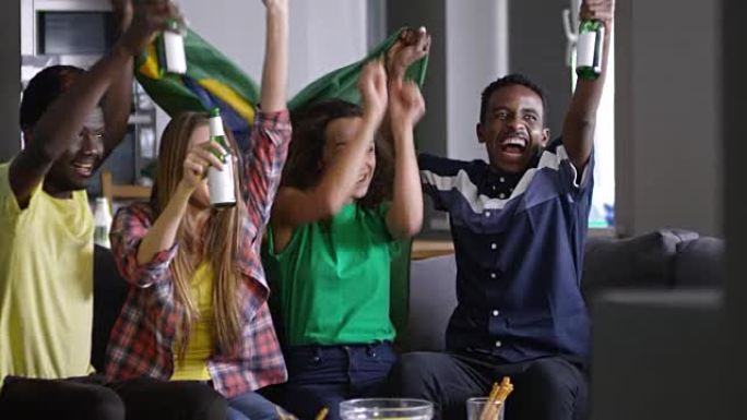 年轻的朋友们一边看电视比赛一边支持巴西队