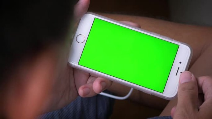 使用智能手机的肩拍，绿屏