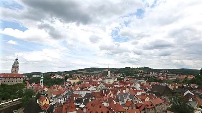 电影倾斜: 捷克共和国黄昏时的空中捷克克鲁姆洛夫老城
