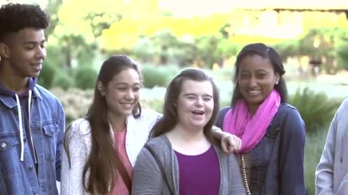 五个多民族青少年，患有唐氏综合症的女孩
