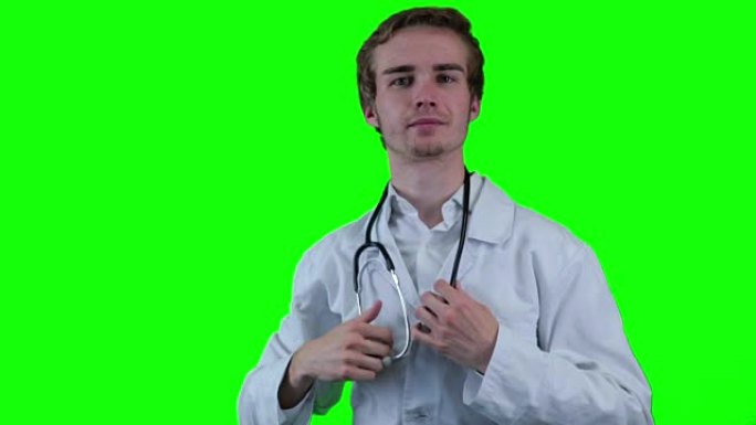 男性高加索初级医院医生穿着白大褂和听诊器。背景绿屏，chromakey