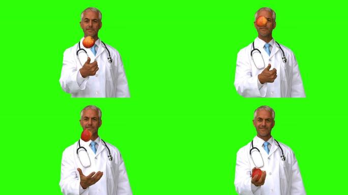 医生在绿屏上扔苹果