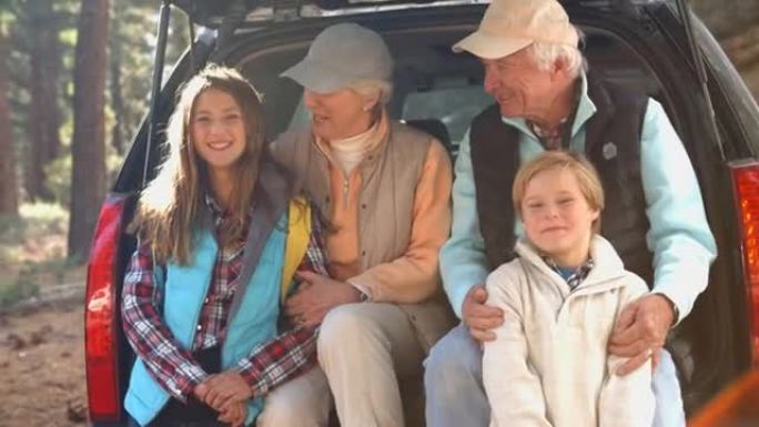 远足前在汽车后座的祖父母和孙子孙女