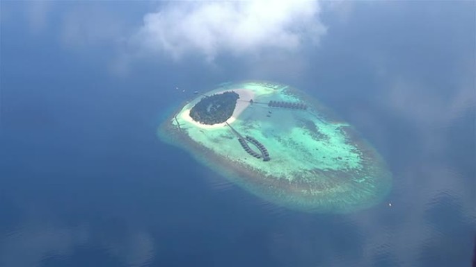 空中: 异国白色沙岛上的马尔代夫度假胜地