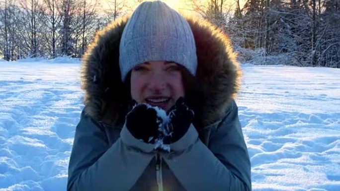 幸福女人在白雪皑皑的森林里吹雪