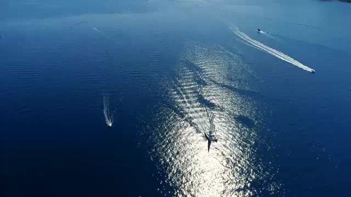 4k空中无人机视点帆船和双体船在阳光明媚的蓝色海洋上，实时
